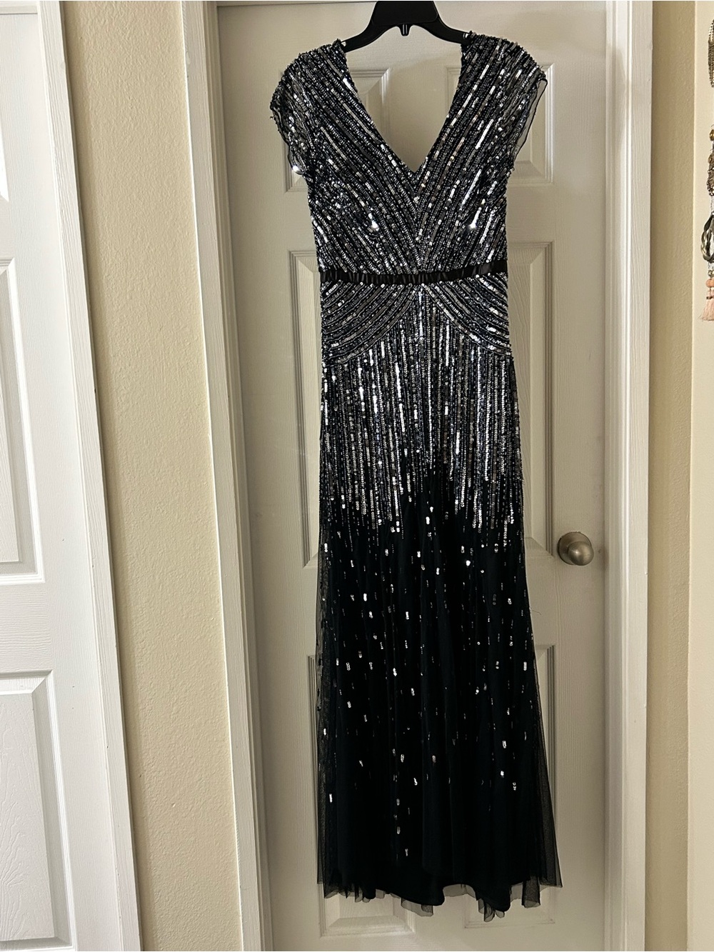 Elegant Black Sequin V-Neck Evening Dress
